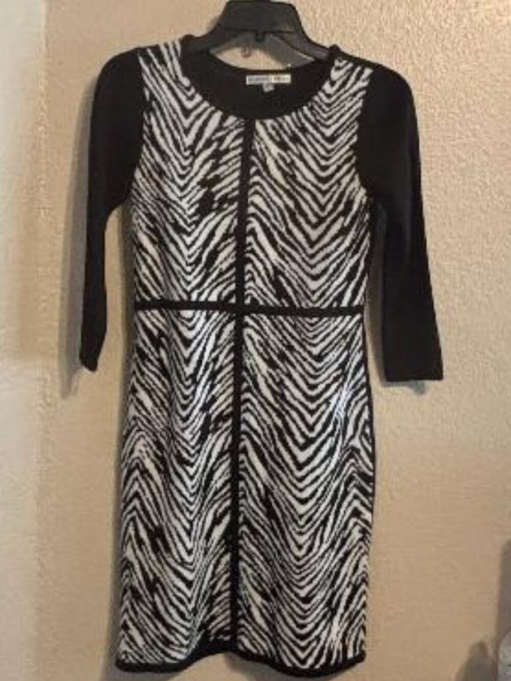 Sandra Darren size S Zebra Print Front Lightweight Sweater dress